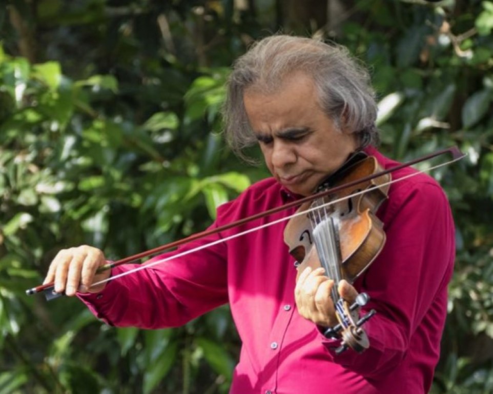 Eskandar, der Musiker Eskandar Abadi spielt auf der Geige